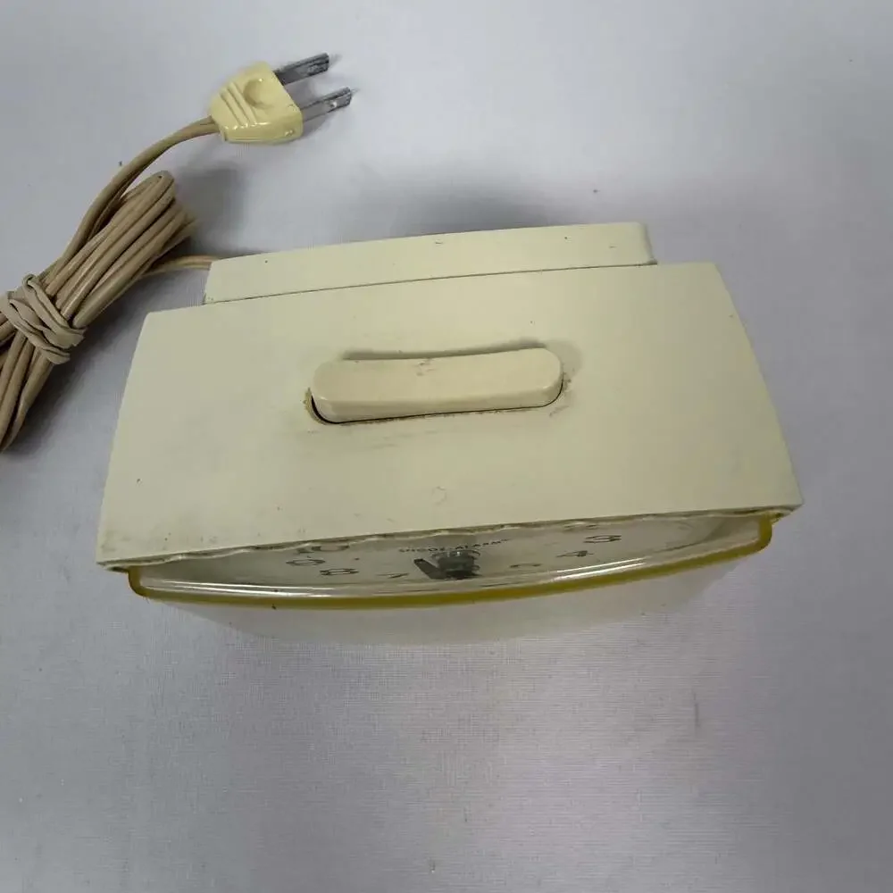 Vintage General Electric Snooz-Alarm Electric Clock Model 7315